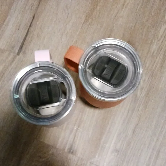 2 Yeti 20 Oz Ramblers With Mag Slide Lids - Picture 8 of 11